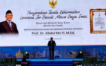 Abdul Mu’ti Terima Penghargaan Emas dari Khofifah, Dinilai Berjasa untuk Pendidikan SMK