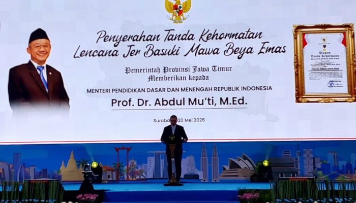 Abdul Mu’ti Terima Penghargaan Emas dari Khofifah, Dinilai Berjasa untuk Pendidikan SMK