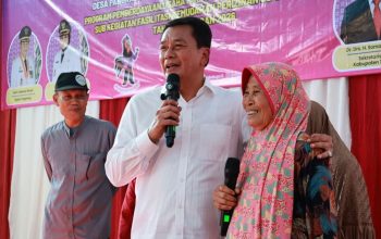 Bupati Tangerang Serahkan 50 Gerobak UMKM untuk Warga Berpenghasilan Rendah