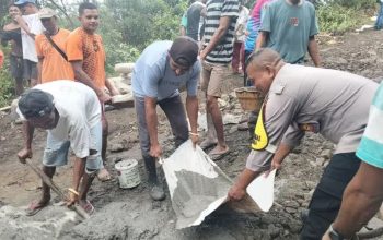 Polisi Bantu Perbaiki Jalan Rusak di Ende, Aksi Bhabinkamtibmas Ini Tuai Pujian Warga