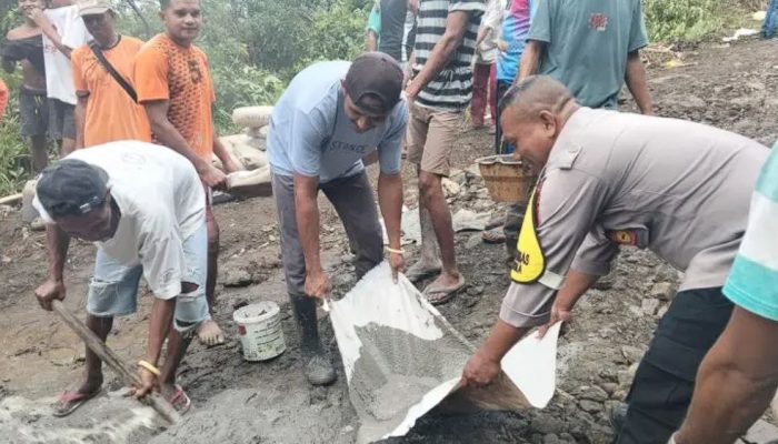 Polisi Bantu Perbaiki Jalan Rusak di Ende, Aksi Bhabinkamtibmas Ini Tuai Pujian Warga
