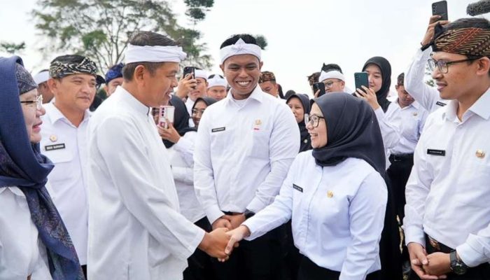 720 ASN Jawa Barat Dilantik di Lapangan Desa Terpencil, Ini Pesan Tegas Dedi Mulyadi