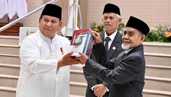 100 Tahun Gontor, Presiden Prabowo Dapat Hadiah Spesial Mushaf Al-Qur’an dan buku Gontor untuk Indonesia