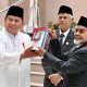 100 Tahun Gontor, Presiden Prabowo Dapat Hadiah Spesial Mushaf Al-Qur’an dan buku Gontor untuk Indonesia