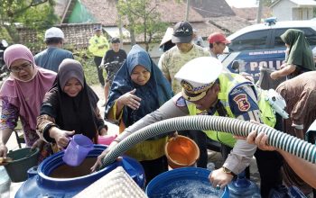 Kekeringan 5 Bulan di Purwakarta, PJR Cipularang Salurkan 5 Tangki Air Bersih