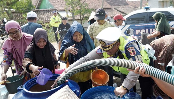 Kekeringan 5 Bulan di Purwakarta, PJR Cipularang Salurkan 5 Tangki Air Bersih